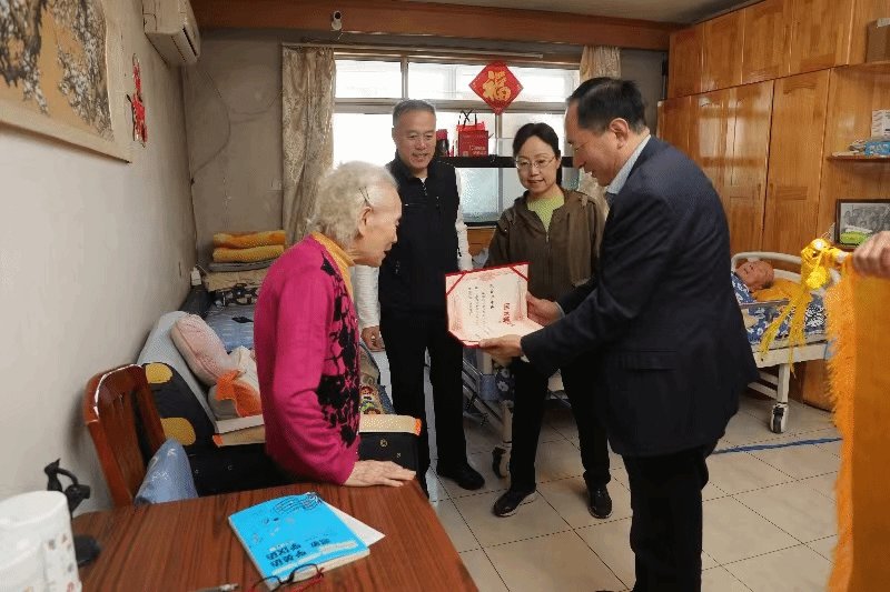 图书捐赠仪式在老人家中举行